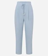 Pantalón celeste de corte recto, confeccionado en tejido de lino y viscosa. Presenta cintura elástica con lazo ajustable, bolsillos laterales y pliegues frontales.