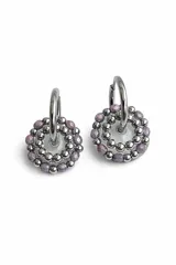 Aros tipo argolla con dije circular compuesto por una combinación de cuentas metálicas de acero inoxidable y cristales de murano en tonos grisáceos.