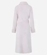 Bata de baño larga de Lov, confeccionada en tejido sherpa de textura aterciopelada. Presenta cuello con solapa, mangas largas, bolsillos frontales y lazo para ajustar en la cintura.