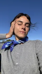 Pañuelo cuadrado de seda con diseño de rayas diagonales en tonos azules y celestes.