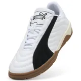 Championes urbanos Puma modelo Tifosi Calcio, color blanco con la icónica franja lateral en negro. Presenta una suela de goma color caramelo y diseño de inspiración retro futbolística.