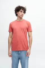 Remera de mangas cortas color amarillo mostaza, con cuello redondo.