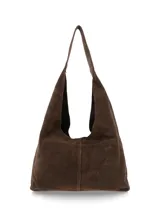 Cartera tipo hobo de gamuza marrón, con diseño slouchy y correa integrada para el hombro.