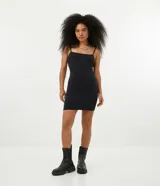 Vestido corto de ajuste entallado, confeccionado en tejido de punto de algodón con elastano. Presenta escote recto y breteles finos, ofreciendo un diseño minimalista y versátil.