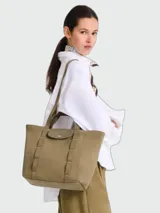 Bolso tote Longchamp de la línea Le Pliage Baroudeur, en tono verde, con diseño estructurado, doble asa corta y correa larga para el hombro. Presenta solapa superior con cierre de broche a presión y detalles de costuras decorativas.