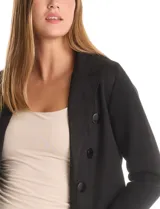 Blazer negro con frente en tejido tipo suede y espalda en tejido de punto. Presenta cuello con solapa, cierre frontal con botones y bolsillos delanteros.