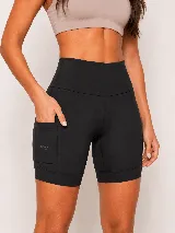 Short biker deportivo de tiro alto en color negro, con cintura anatómica y bolsillo lateral. Confeccionado en tejido de alto rendimiento con compresión y forro interno.