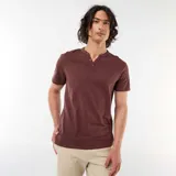 Camiseta de manga corta color marrón con cuello tunecino y tapeta de botones.