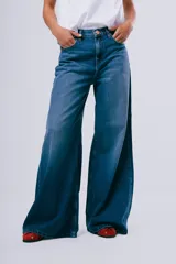 Jean Widi de corte wide leg y tiro alto, color negro, con diseño amplio y fluido.