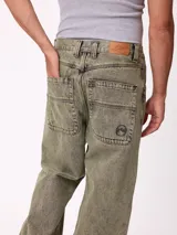 Jean de corte slouchy en color negro, confeccionado en algodón, con diseño de tiro medio y ajuste holgado en las piernas.