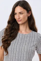 Blusa manga corta de cuello redondo con estampado floral en blanco y negro.