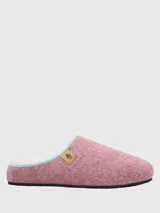 Pantuflas de fieltro color rosado con interior de piel sintética, borde en color celeste y suela de goma negra. Incluye etiqueta de marca en el lateral.