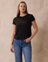 Remera azul marino de algodón y viscosa, de corte clásico y manga corta.