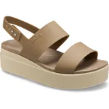Sandalias tipo plataforma Crocs modelo Brooklyn Low Wedge, con tiras superiores en color azul marino y base de plataforma en color beige. Diseño ergonómico con tira ajustable en el talón.