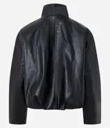 Campera bomber negra de poliuretano, con cuello alto estructurado, cierre frontal con cremallera metálica, mangas largas y bajo con elástico.
