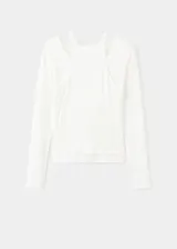 Camiseta de canalé color blanco, de manga larga y diseño entallado con cuello halter y detalles de aberturas.
