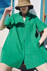 Vestido corto camisero de la ZW Collection de Zara, confeccionado en hilatura de algodón de color verde. Presenta cuello solapa, manga corta, diseño en línea evasé y cierre frontal con botones.