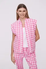 Chaleco sin mangas con estampado a cuadros rosa y blanco.