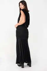 Vestido largo de fiesta color verde oliva, con escote profundo drapeado y falda con frunces laterales que aportan movimiento y caída fluida.