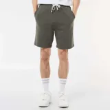 Bermudas de chándal color verde militar, confeccionadas en tejido de muletón ligero, con cintura elástica y ajuste estándar.