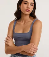 Body sin mangas color bordó, de corte ajustado, con escote cuadrado y breteles anchos. Confeccionado en poliamida y elastano, con cierre inferior de botones a presión y forro interno.