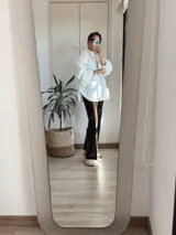 Calza de terciopelo color verde oscuro, de corte acampanado.