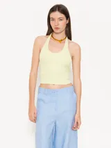 Top color verde lima de tejido de punto acanalado, con cuello halter y espalda descubierta.