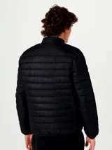 Campera puffer color beige con cierre frontal y bolsillos laterales.