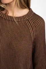 Sweater texturado de punto acanalado en color marrón, con cuello redondo, mangas largas y aberturas laterales en el bajo.
