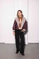 Pantalón de cuerina color bordó, de tiro medio y corte recto.