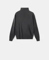 Jersey gris oscuro de cuello alto y manga larga, con diseño de punto suave y corte recto.