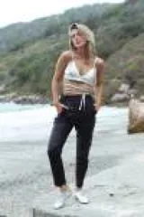 Pantalón babucha negro de cuero de oveja italiano impermeabilizado, con bolsillos laterales, cintura posterior elastizada y puño.