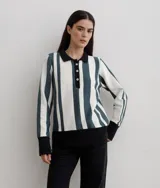 Buzo tipo polo de punto de algodón con diseño de rayas verticales en color blanco y verde oscuro. Presenta cuello y puños en color negro, cierre frontal con botones y corte recto.