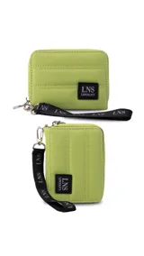 Billetera corta de diseño capitoneado con cierre perimetral y solapa frontal. Cuenta con compartimentos internos para tarjetas y billetes, e incluye una correa de mano desmontable.