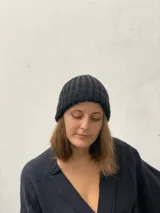 Gorro unisex tejido a mano en punto elástico con lana merino uruguaya color crudo.