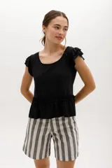 Remera de algodón y lyocell color beige, con cuello redondo, mangas cortas con volados y detalle de frunce con volado en la cintura.