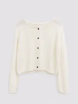 Saco de punto liviano color crema, con cuello redondo, cierre frontal con botones oscuros y diseño de corte corto.