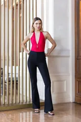 Pantalón oxford tiro alto de punto roma color negro, con cierre invisible en el lateral.