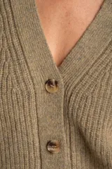 Cardigan de lana color verde oliva, con cuello en V, cierre frontal de botones y diseño de punto acanalado con corte oversize.