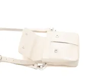 Bandolera mediana color crema con textura tipo cuero repujado y solapa lisa. Tiene correa ajustable con herrajes plateados y detalle metálico con logo en la solapa.