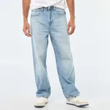 Pantalón de jean con corte recto y ajuste regular, diseño clásico de cinco bolsillos en color azul claro con efecto lavado.