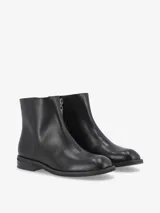 Botas de caña baja color negro, confeccionadas en cuero con punta redonda, taco bajo y suela de goma.