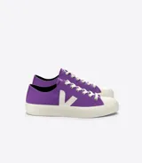 Zapatillas Veja modelo Wata, color lila, con logo lateral en blanco y cordones blancos.