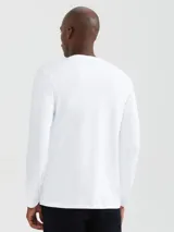 Camiseta unisex de manga larga color beige, con escote en V.