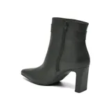 Bota de cuero negro con taco cuadrado alto, punta fina y detalle de tira con hebilla metálica con logo en la parte superior del tobillo.