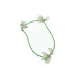 Collar corto de mostacillas verdes con apliques de flores de organza verde claro.
