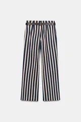 Pantalón de tiro alto y pernera recta con estampado de rayas verticales en tonos azul, marrón y beige. Incluye un cinturón delgado de color marrón oscuro con hebilla metálica dorada.