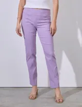 Pantalón de vestir color beige, marca Zac & Rachel, confeccionado en gabardina elastizada. Presenta pretina ancha con faja interna modeladora, largo de pierna con costura frontal pespunteada y bolsillos ojal simulados en la parte trasera.