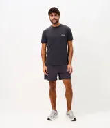 Remera deportiva Get Over de poliamida con tecnología dry, color rojo, cuello redondo, manga corta y estampa lettering "Seeking my highs" en el pecho.