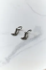 Par de aros dorados con forma de bota texana y detalles esmaltados en rojo. Cierre tipo argolla.